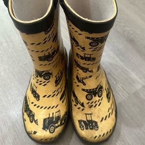 Dirty but will wipe off. Rubber rain boots